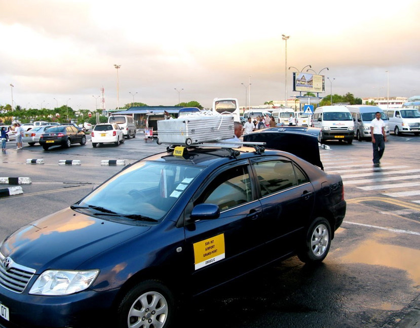 Taxi-zu-erkennen-an-der-gelben-Aufschrift